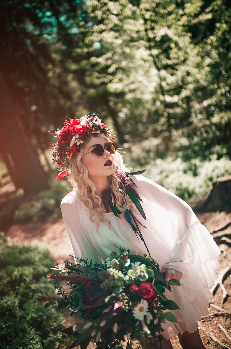 Девушка с венком на голове