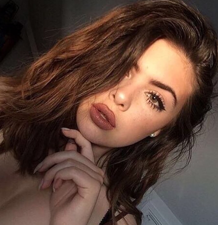 Шатенка с пухлыми губами