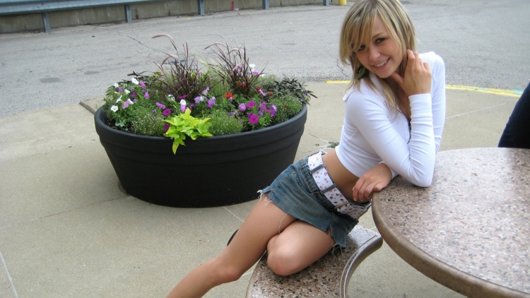 Энн Энджел в коротком