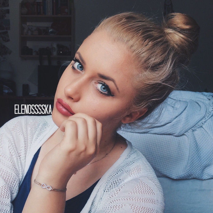 Блондинка с красивыми глазами селфи