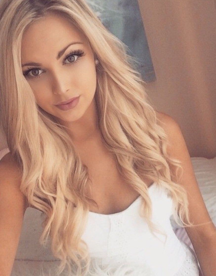 Девушка блондинка с голубыми глазами 15 лет