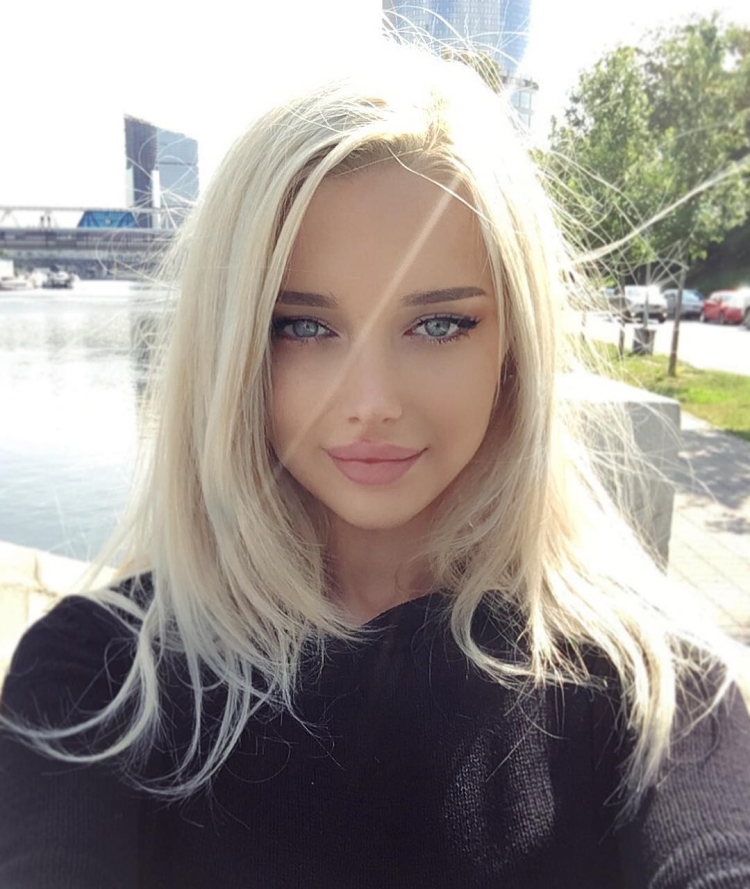 Jean Watts с красной помадой