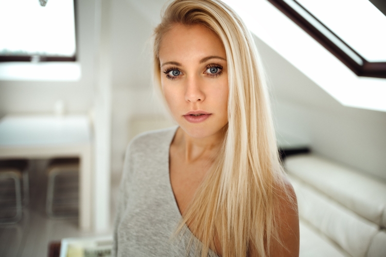 Блондинка селфи