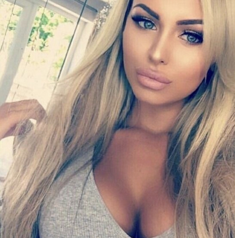 Алёна Шишкова в в шубе и очках