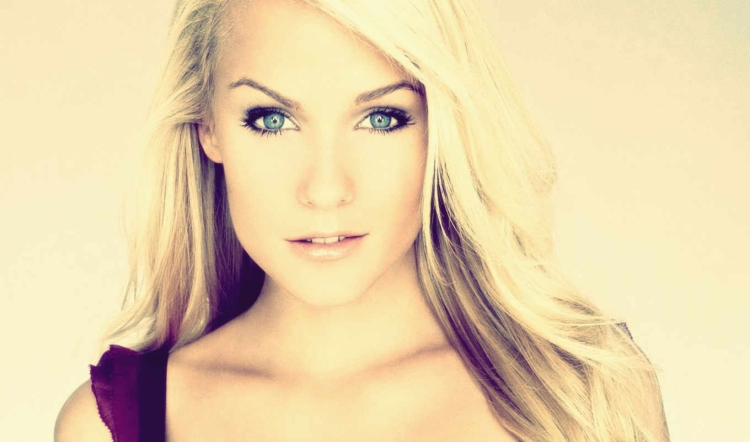 Блондинка с голубыми глазами злая эмоция