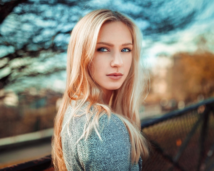 Блондинка с голубыми глазами селфи
