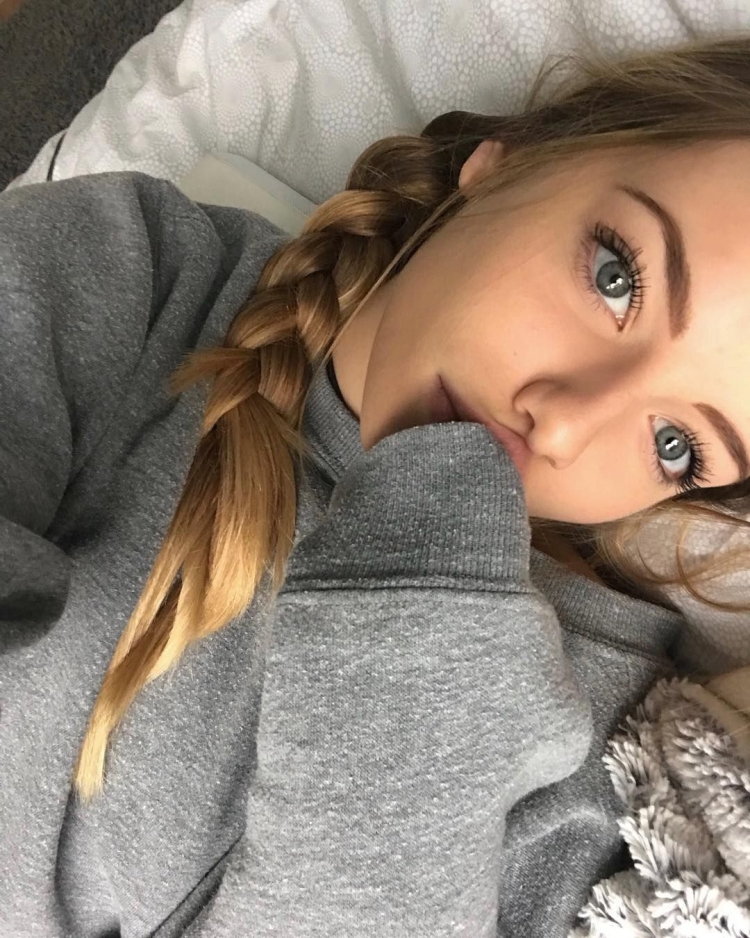 Красивые девушки дома