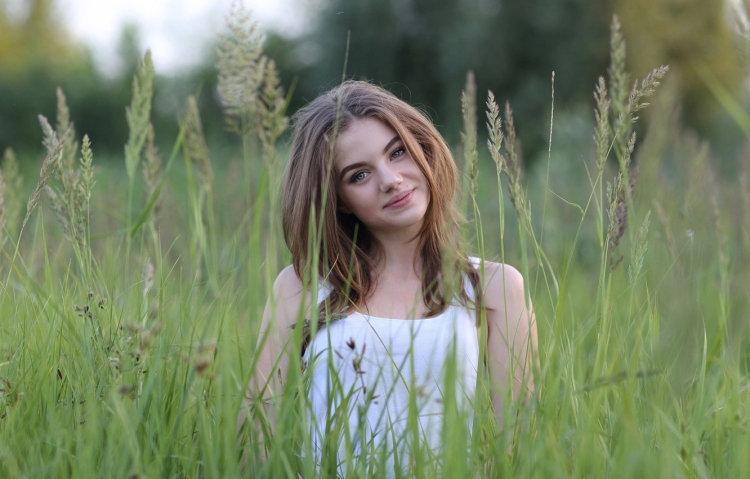 Девушка спиной зима и снег