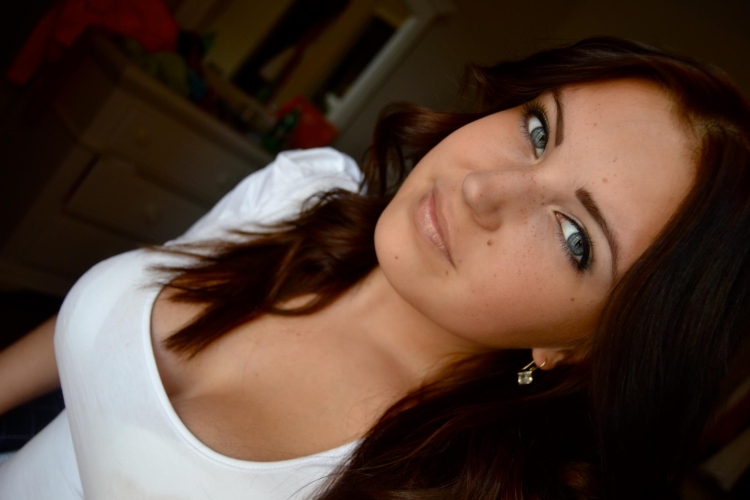 Девушка в лучах солнца