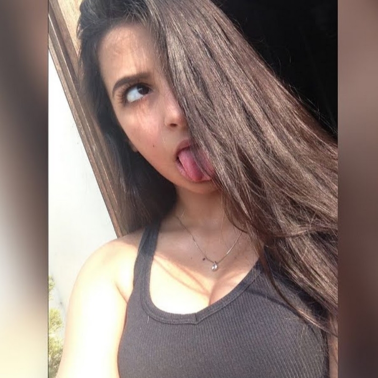 Лицо левочаи с черными волосами