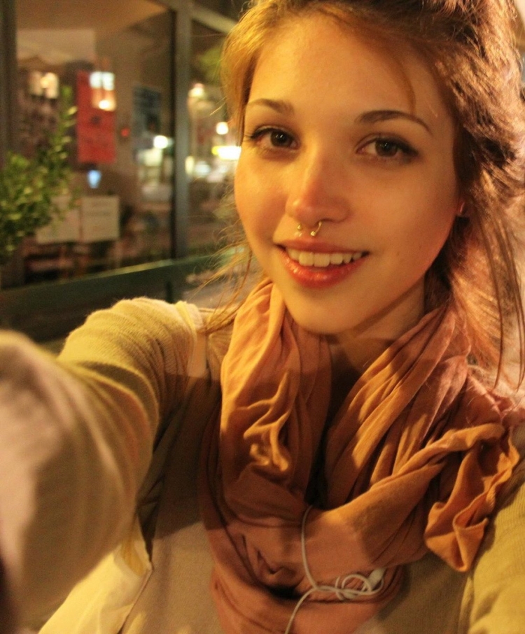 Девочка в плохом качестве