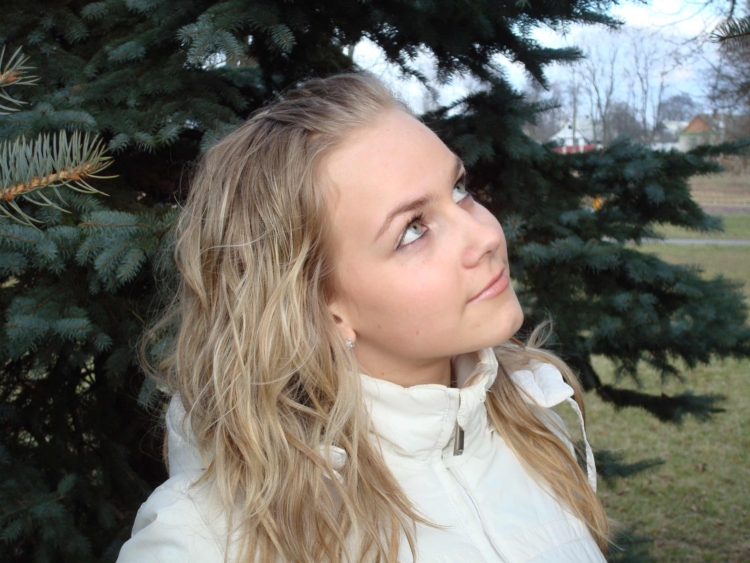 Красивая девушка плохое качество