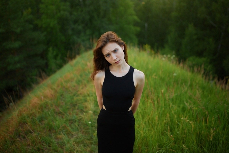 Девочка с темными волосами дома