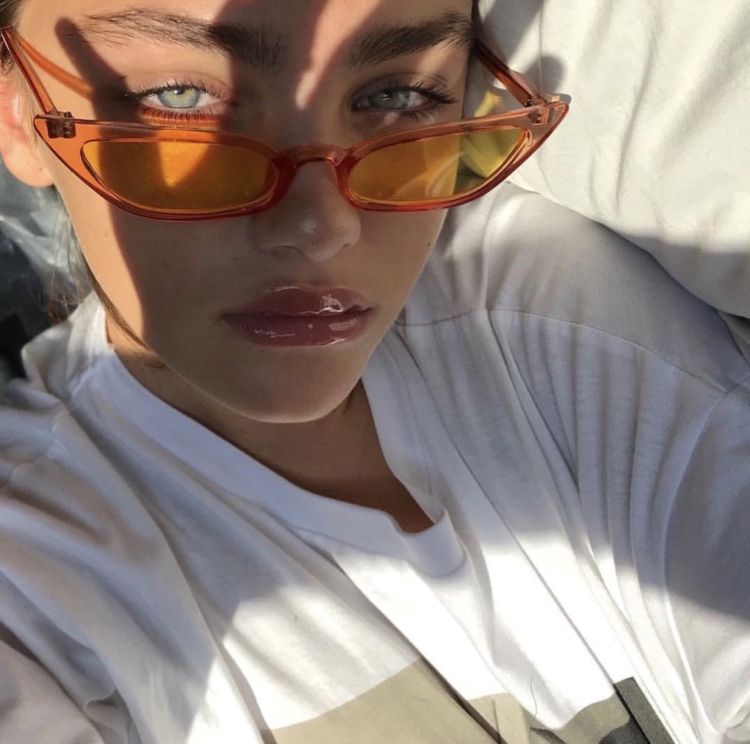 Девушка в солнцезащитных очках Эстетика