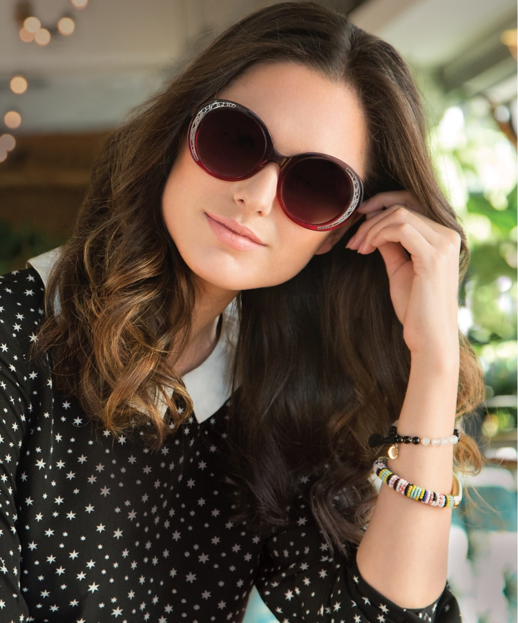 Женщина в темных очках