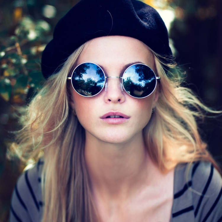 Модная девушка