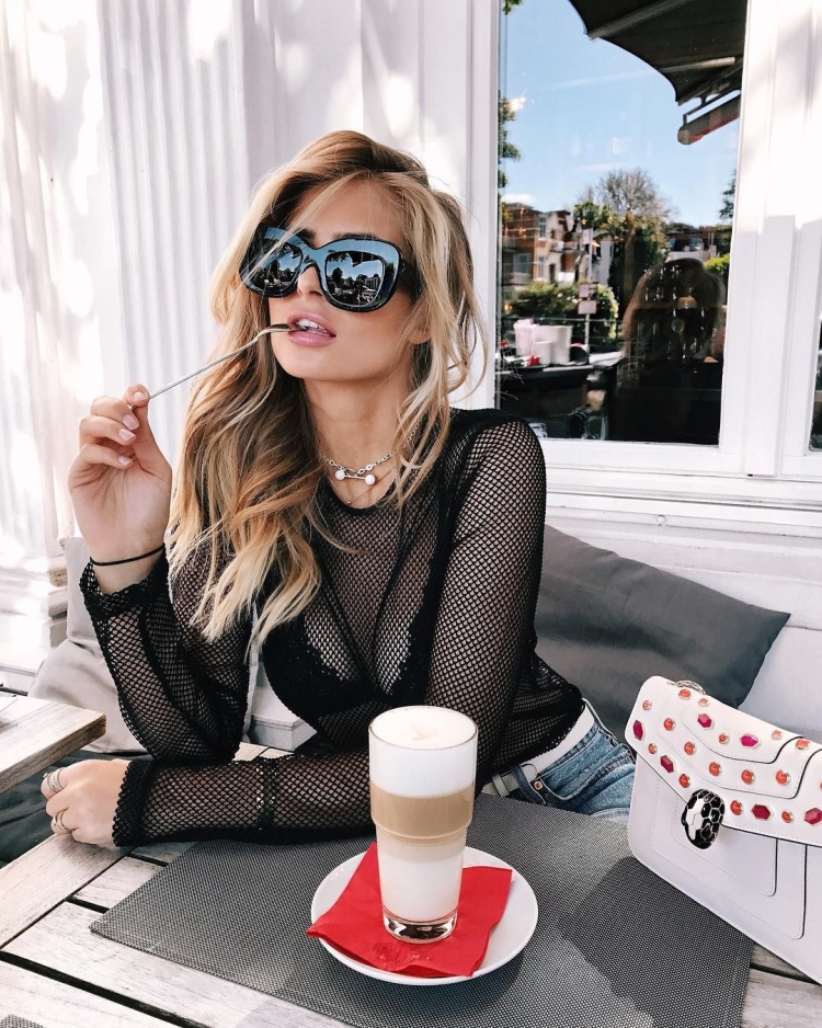 Стильная девушка в очках