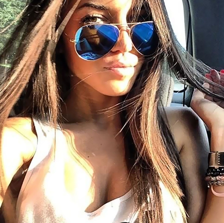 Девушка в очках селфи