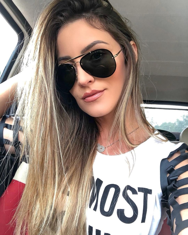 Девушка в солнцезащитных очках Инстаграм селфи