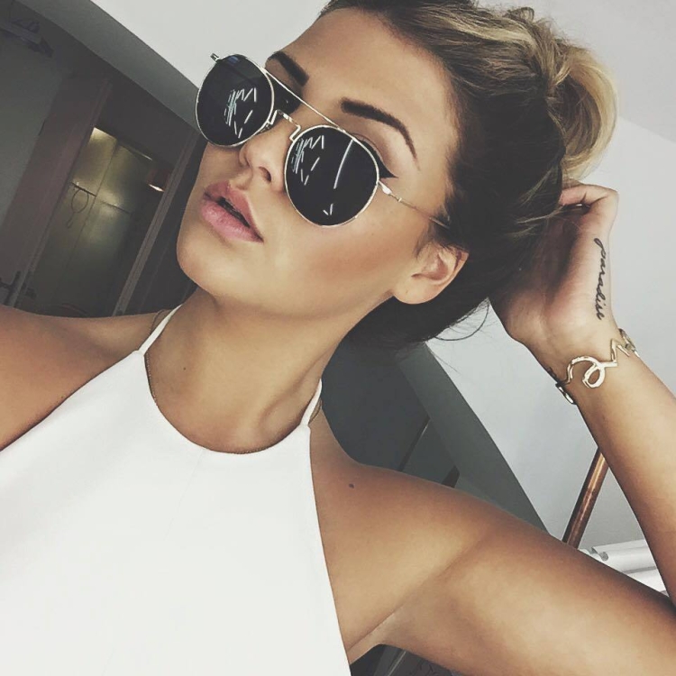 Крутая девушка в очках