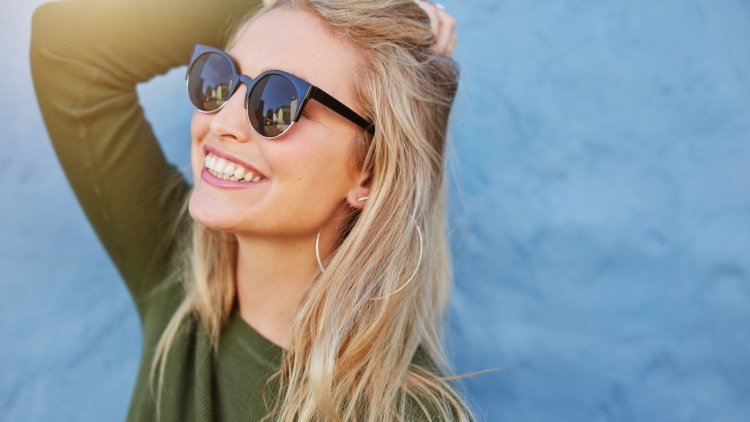 Блондинка в темных очках