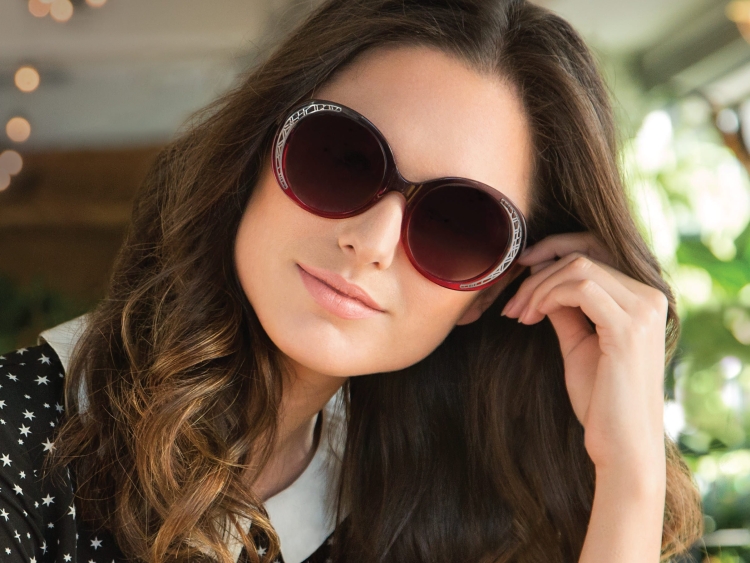 Девушка в солнечных очках