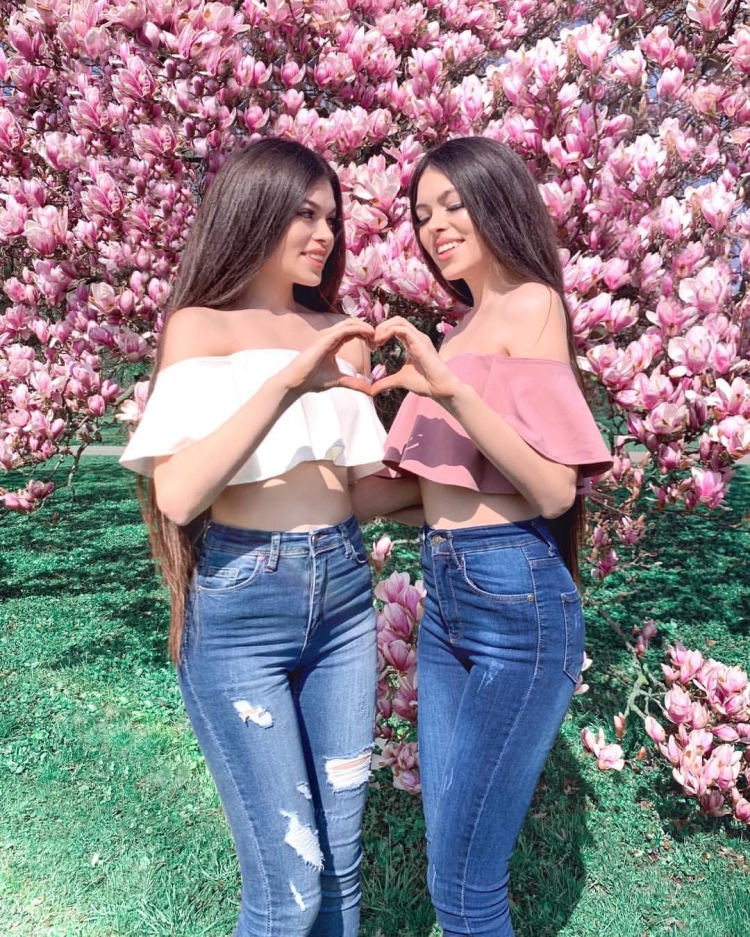 Близняшки в купальниках