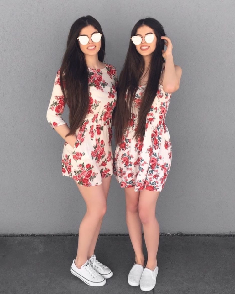 Близняшки в платьях