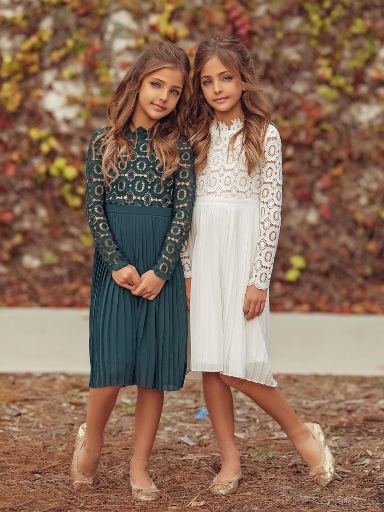 Близнецы Gülcan & Sahinur в платьях