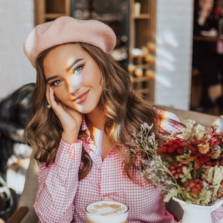 Яркая девушка