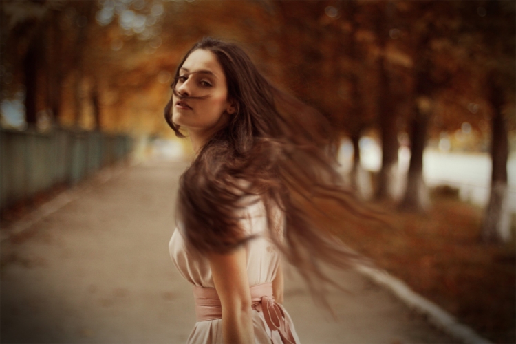 Девушка оглядывается