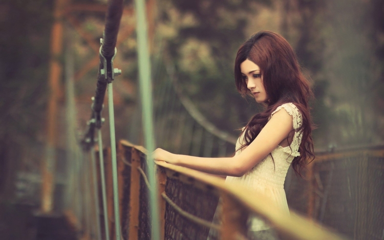 Девушка на подвесном мосту
