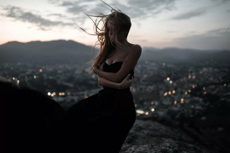 Девушка со спины обернулась