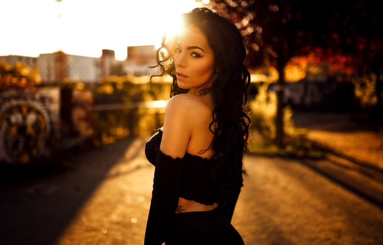 Девушка оборачивается