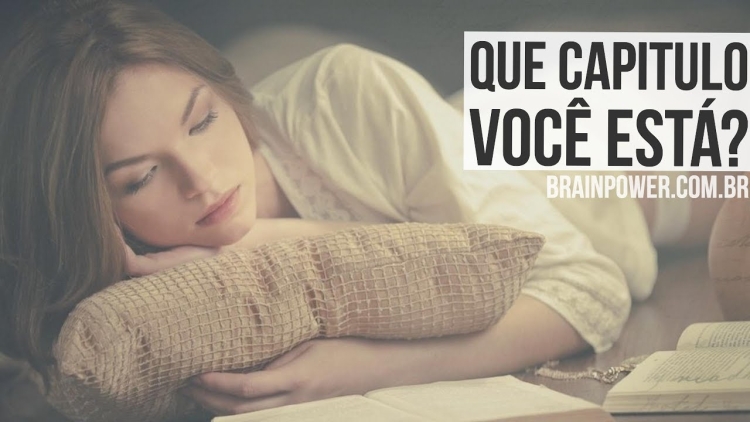 Девочка лежит на подушке