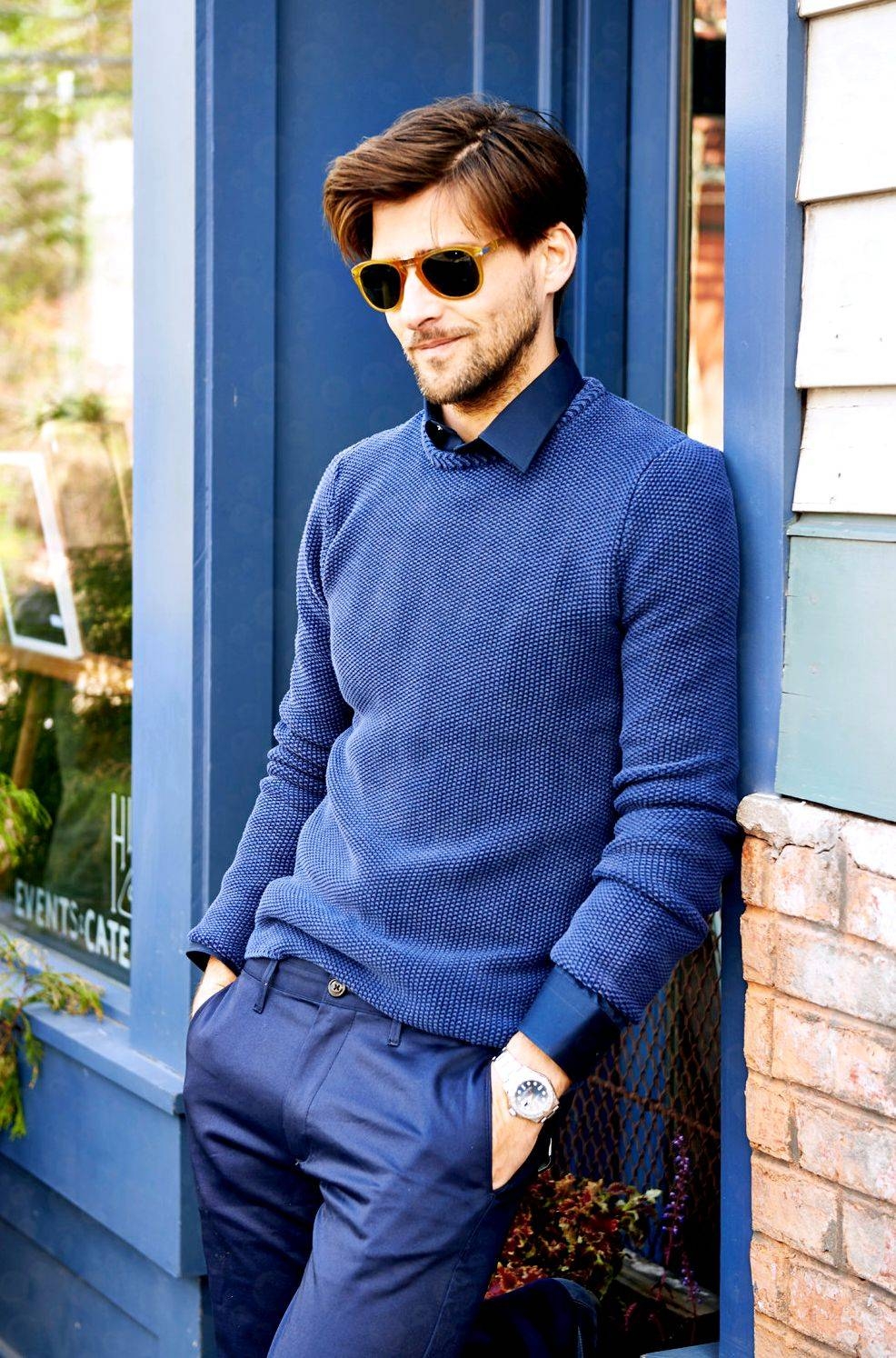 Темно синие брюки рубашка. Jake Gyllenhaal водолазка. Мужской стиль. Стильный мужской образ. Стильный парень.