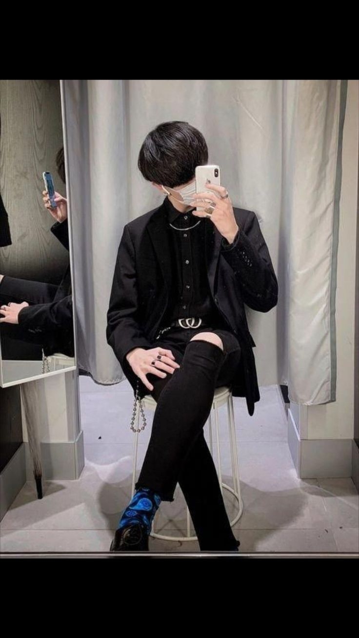 Корейцы парни в черной одежде