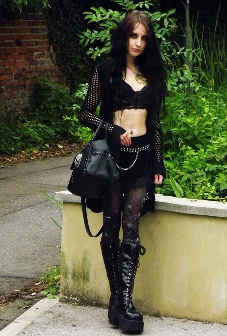 Джинсы с грубыми ботинками