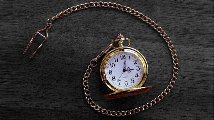 Круглые часы на цепочке