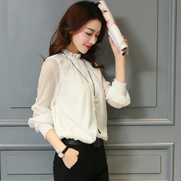 Девушка в блузке