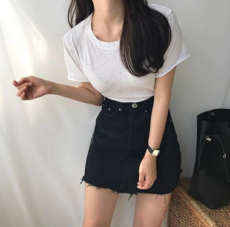 Девушка в юбке и футболке