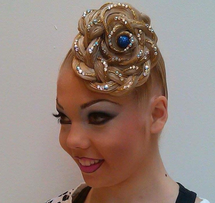 Самые красивые бальные укладки
