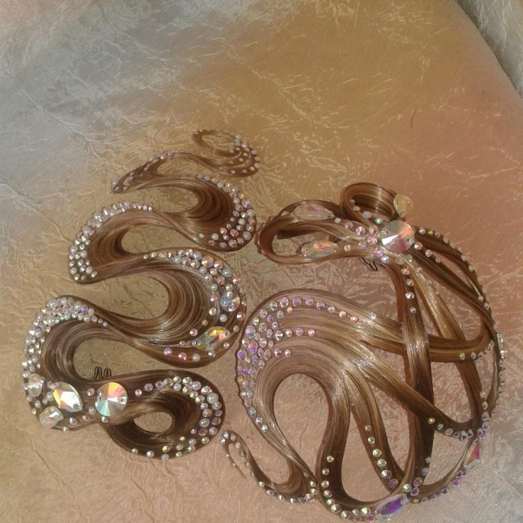 Украшения из постижа