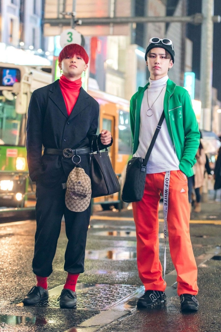 Корейцы в стильной одежде парни