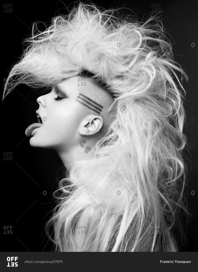 Девушка с ирокезом