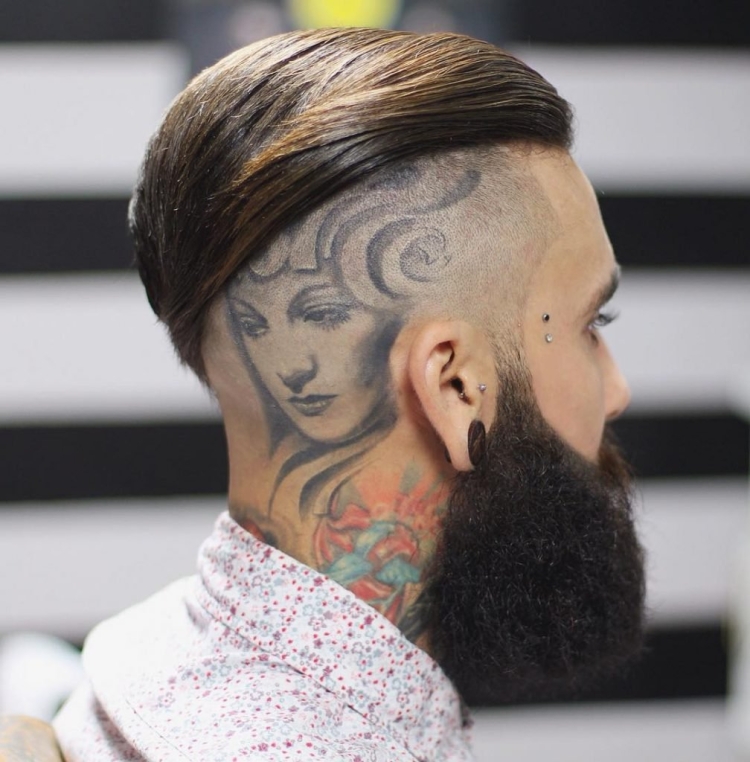 Прическа с выбритой серединой мужская