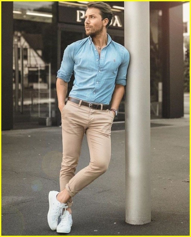 Дэвид Ганди в рубашке с жилеткой