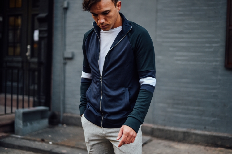 Мужчина в джемпере и куртке