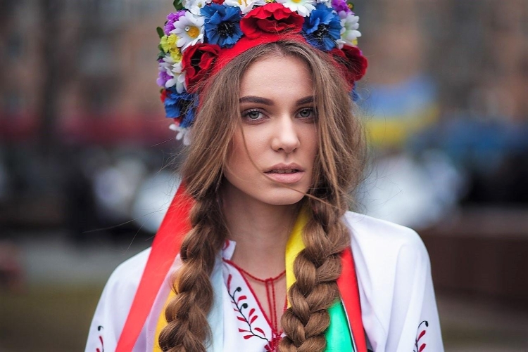 Украинка в венке