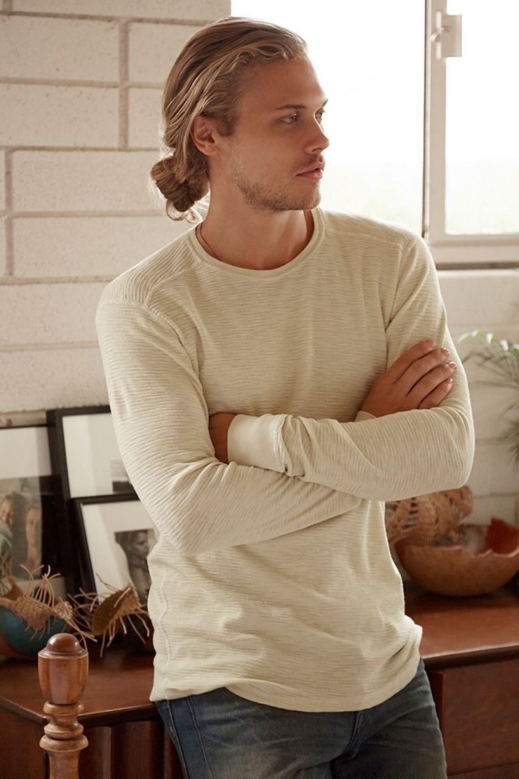 Кристофер Мэйсон с длинными волосами